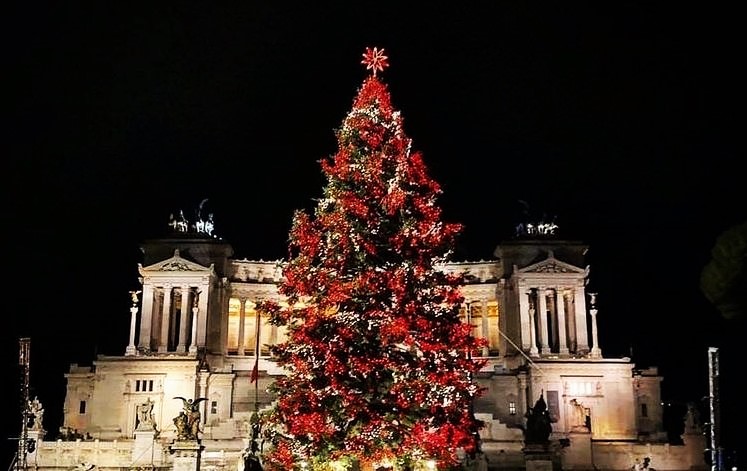 Netflix & Fir – Christmas Tree In Rome Receives Rave Reviews After Last Years Disaster