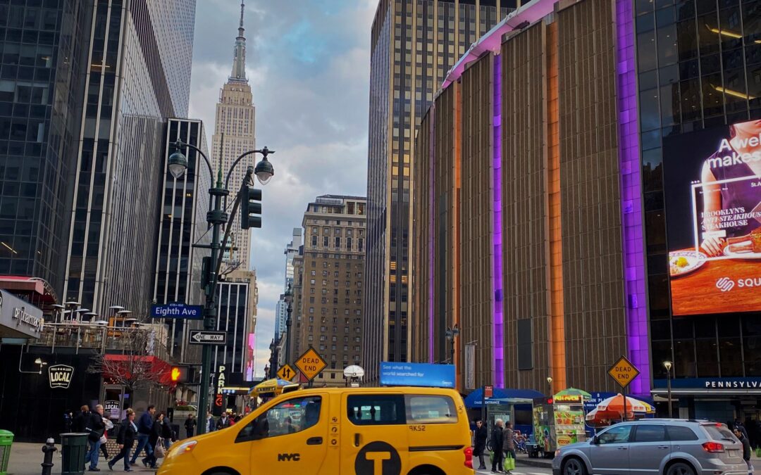 MASSIVE REACTION: Sports World Mourns For KOBE BRYANT As MSG Is Lit In Lakers Colors