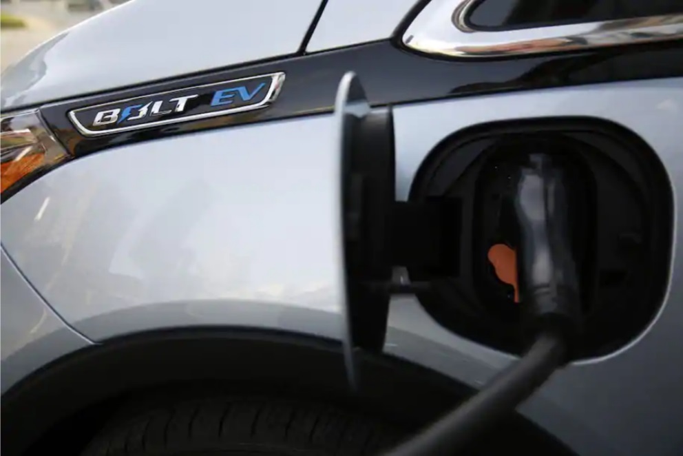 General Motors To ELIMINATE Gas & Diesel Light-Duty Cars & SUVs By 2035